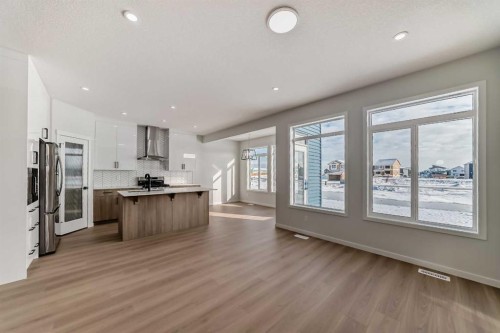 374 Corner Glen Way Ne, Calgary, AB - Indoor Photo Showing Kitchen
