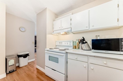 112-4944 Dalton Drive Nw, Calgary, AB - Indoor Photo Showing Kitchen