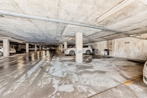 112-4944 Dalton Drive Nw, Calgary, AB - Indoor Photo Showing Garage