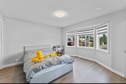 12 Cedargrove Road Sw, Calgary, AB - Indoor Photo Showing Bedroom