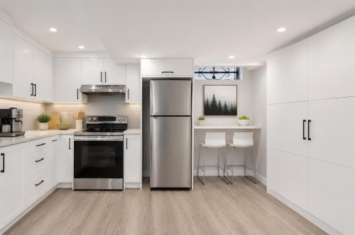 12 Cedargrove Road Sw, Calgary, AB - Indoor Photo Showing Kitchen