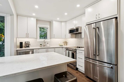 5327 17 Avenue Sw, Calgary, AB - Indoor Photo Showing Kitchen With Upgraded Kitchen