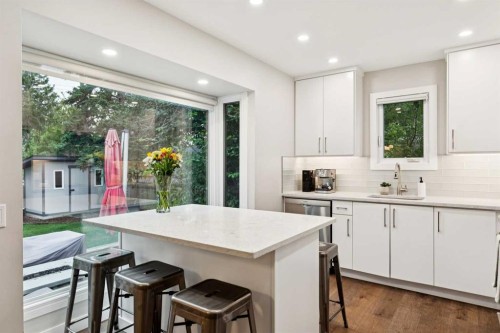 5327 17 Avenue Sw, Calgary, AB - Indoor Photo Showing Kitchen