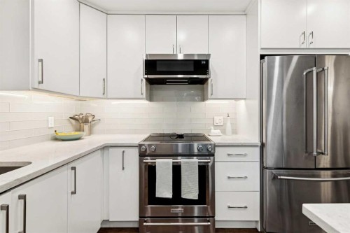 5327 17 Avenue Sw, Calgary, AB - Indoor Photo Showing Kitchen With Upgraded Kitchen