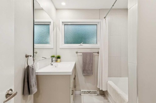 5327 17 Avenue Sw, Calgary, AB - Indoor Photo Showing Bathroom