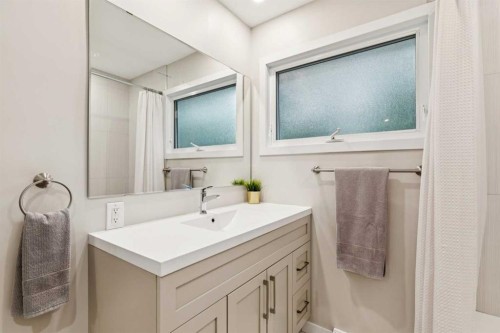 5327 17 Avenue Sw, Calgary, AB - Indoor Photo Showing Bathroom