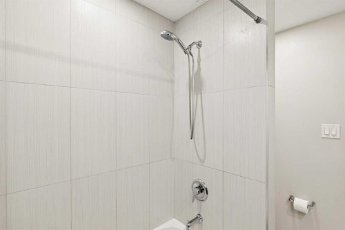 5327 17 Avenue Sw, Calgary, AB - Indoor Photo Showing Bathroom