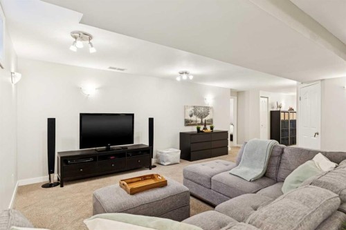 5327 17 Avenue Sw, Calgary, AB - Indoor Photo Showing Living Room