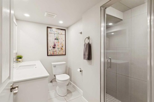5327 17 Avenue Sw, Calgary, AB - Indoor Photo Showing Bathroom