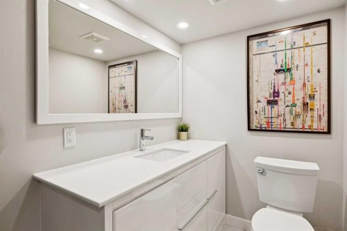 5327 17 Avenue Sw, Calgary, AB - Indoor Photo Showing Bathroom