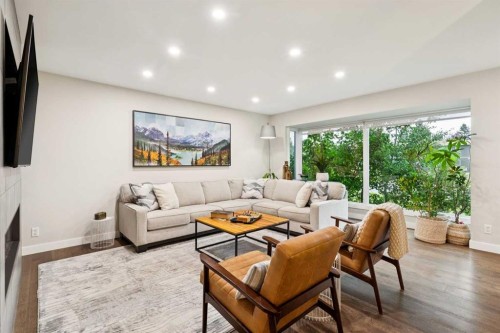 5327 17 Avenue Sw, Calgary, AB - Indoor Photo Showing Living Room