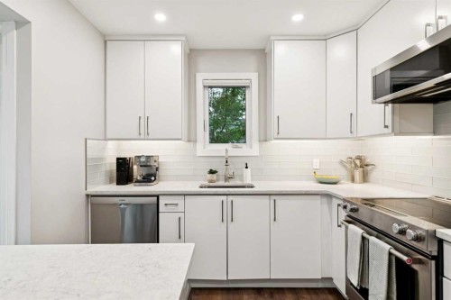 5327 17 Avenue Sw, Calgary, AB - Indoor Photo Showing Kitchen With Upgraded Kitchen