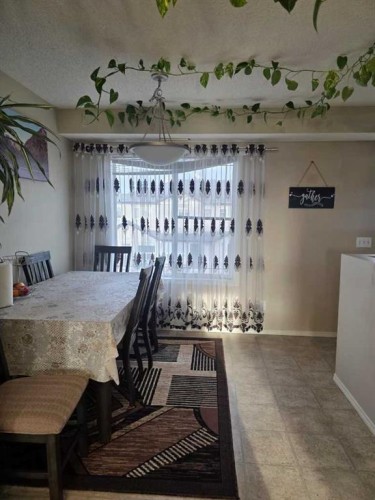 270 Saddlebrook Point Ne, Calgary, AB - Indoor Photo Showing Dining Room