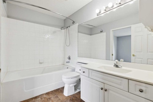 33 Chaparral Ridge Terrace Se, Calgary, AB - Indoor Photo Showing Bathroom