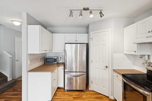33 Chaparral Ridge Terrace Se, Calgary, AB - Indoor Photo Showing Kitchen