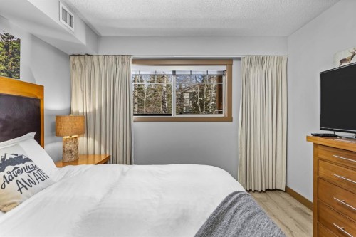 3106-250 2Nd Avenue, Dead Man'S Flats, AB - Indoor Photo Showing Bedroom