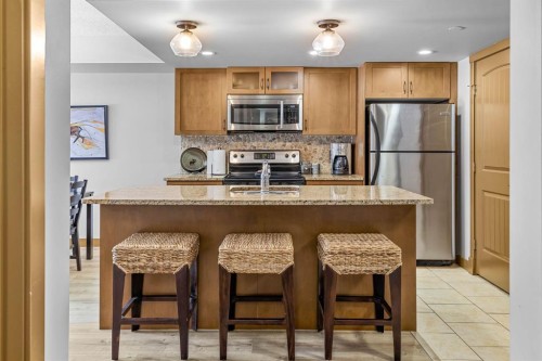 3106-250 2Nd Avenue, Dead Man'S Flats, AB - Indoor Photo Showing Kitchen