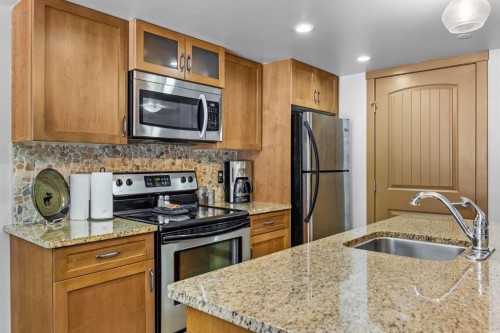 3106-250 2Nd Avenue, Dead Man'S Flats, AB - Indoor Photo Showing Kitchen With Upgraded Kitchen