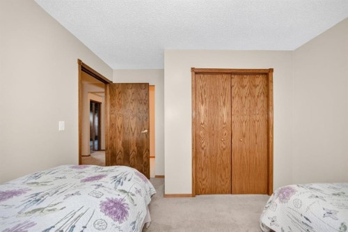8 Sunlake Close Se, Calgary, AB - Indoor Photo Showing Bedroom