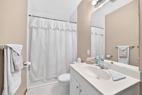 8 Sunlake Close Se, Calgary, AB - Indoor Photo Showing Bathroom