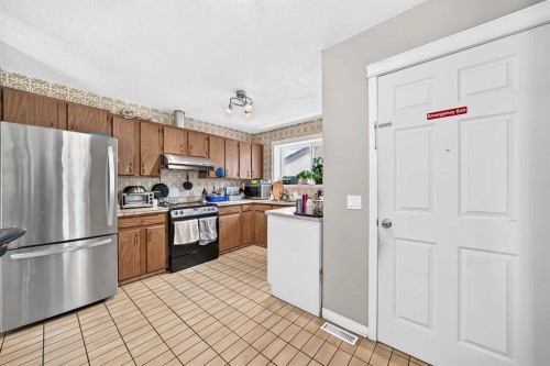 6024 Madigan Drive Ne, Calgary, AB - Indoor Photo Showing Kitchen
