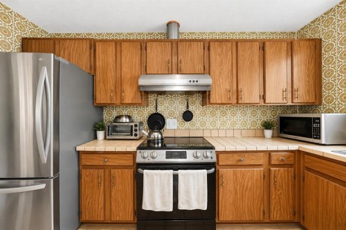 6024 Madigan Drive Ne, Calgary, AB - Indoor Photo Showing Kitchen