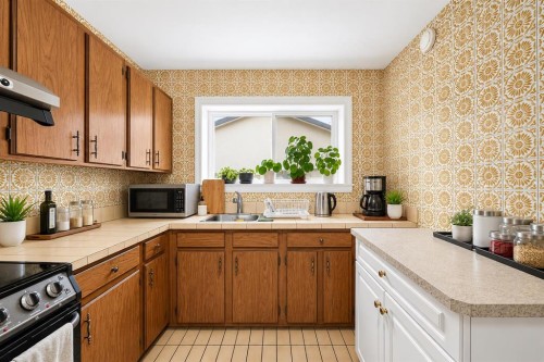 6024 Madigan Drive Ne, Calgary, AB - Indoor Photo Showing Kitchen With Double Sink