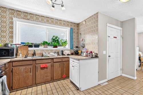 6024 Madigan Drive Ne, Calgary, AB - Indoor Photo Showing Kitchen