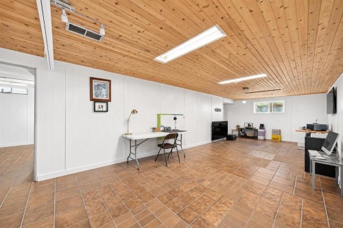 6024 Madigan Drive Ne, Calgary, AB - Indoor