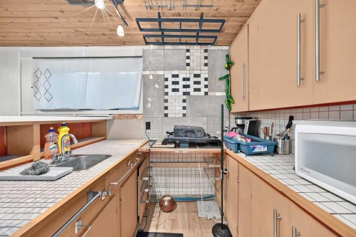 6024 Madigan Drive Ne, Calgary, AB - Indoor Photo Showing Kitchen