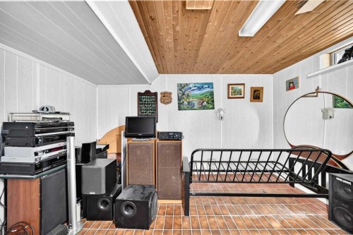 6024 Madigan Drive Ne, Calgary, AB - Indoor Photo Showing Other Room