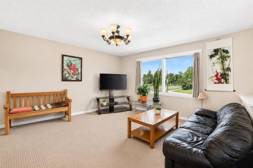 6024 Madigan Drive Ne, Calgary, AB - Indoor Photo Showing Living Room