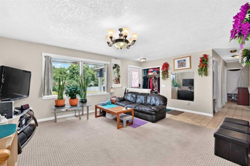 6024 Madigan Drive Ne, Calgary, AB - Indoor Photo Showing Living Room