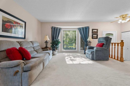 71 Templewood Road Ne, Calgary, AB - Indoor Photo Showing Living Room