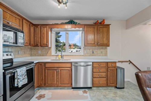 71 Templewood Road Ne, Calgary, AB - Indoor Photo Showing Kitchen