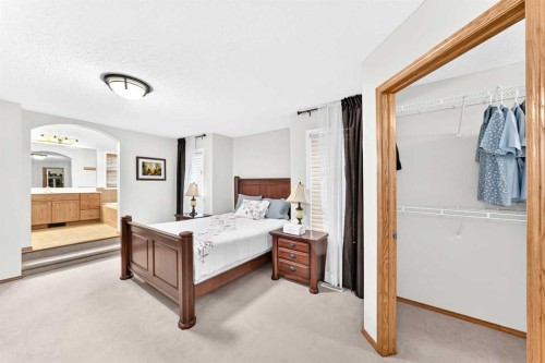 144 Cougarstone Common Sw, Calgary, AB - Indoor Photo Showing Bedroom