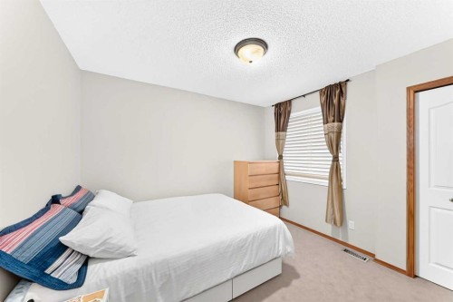 144 Cougarstone Common Sw, Calgary, AB - Indoor Photo Showing Bedroom