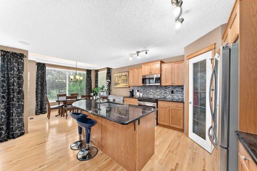 144 Cougarstone Common Sw, Calgary, AB - Indoor Photo Showing Kitchen