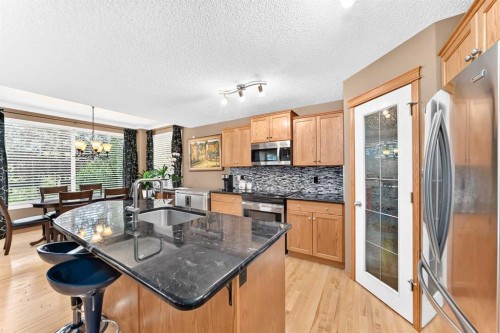 144 Cougarstone Common Sw, Calgary, AB - Indoor Photo Showing Kitchen