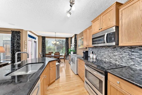 144 Cougarstone Common Sw, Calgary, AB - Indoor Photo Showing Kitchen