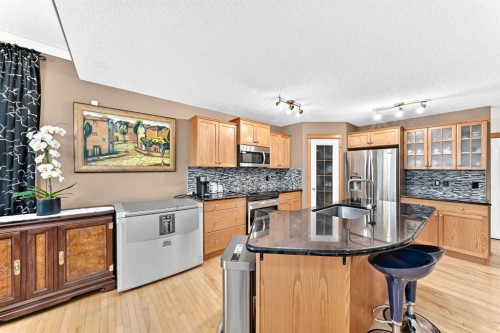 144 Cougarstone Common Sw, Calgary, AB - Indoor Photo Showing Kitchen
