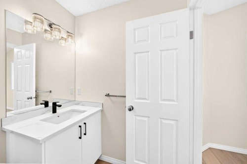 94 Arbour Wood Mews Nw, Calgary, AB - Indoor Photo Showing Bathroom