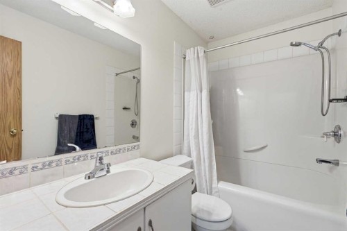 271 Erin Meadow Close Se, Calgary, AB - Indoor Photo Showing Bathroom