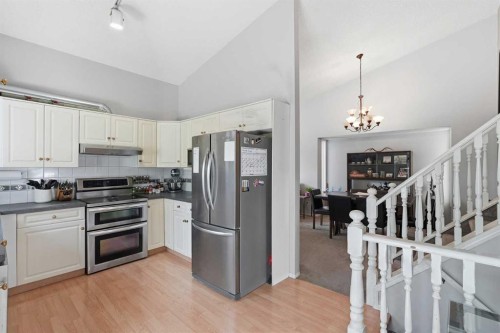 271 Erin Meadow Close Se, Calgary, AB - Indoor Photo Showing Kitchen