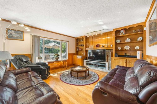 2203 Sirocco Drive Sw, Calgary, AB - Indoor Photo Showing Living Room