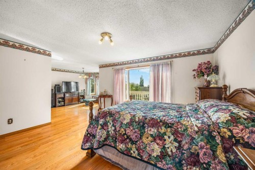 2203 Sirocco Drive Sw, Calgary, AB - Indoor Photo Showing Bedroom
