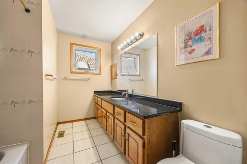 2203 Sirocco Drive Sw, Calgary, AB - Indoor Photo Showing Bathroom