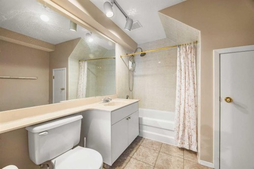 2203 Sirocco Drive Sw, Calgary, AB - Indoor Photo Showing Bathroom
