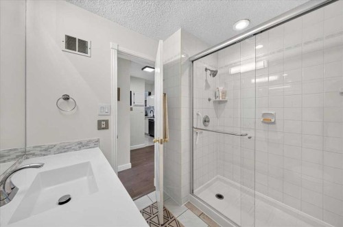 2410-202 Braeglen Close Sw, Calgary, AB - Indoor Photo Showing Bathroom