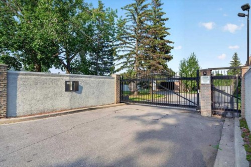 2410-202 Braeglen Close Sw, Calgary, AB - Outdoor